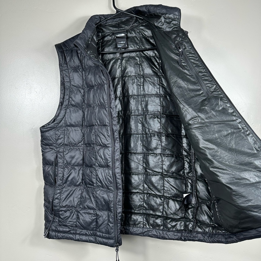 The North Face Men’s ThermoBall Vest 2.0 Puffer Jacket in Black Size Medium - Picture 4 of 10